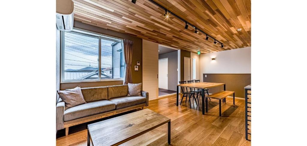 uma sala de estar com um sofá e uma mesa em Rakuten STAY HOUSE x WILL STYLE Fujinomiya 101 em Fujinomiya