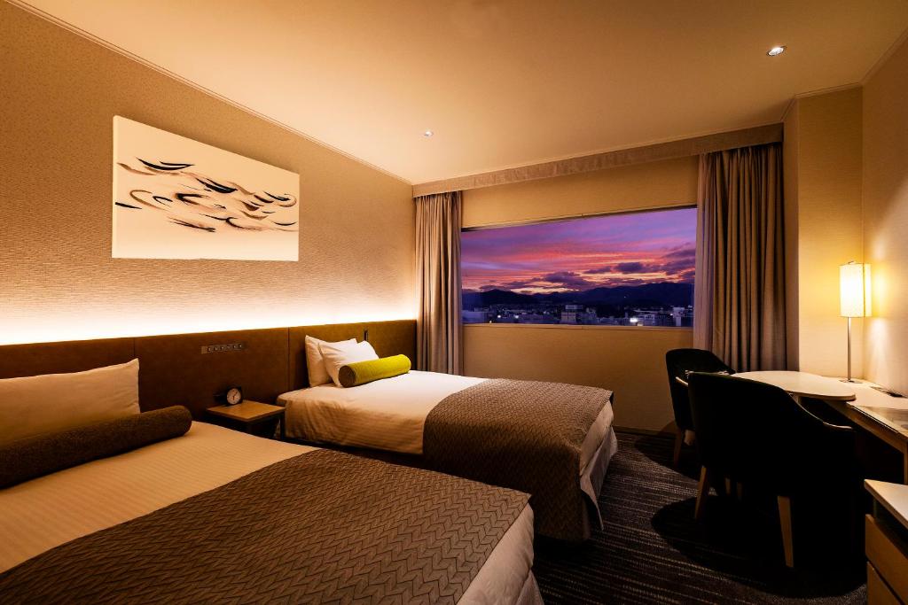 Postel nebo postele na pokoji v ubytování Hotel Nikko Himeji