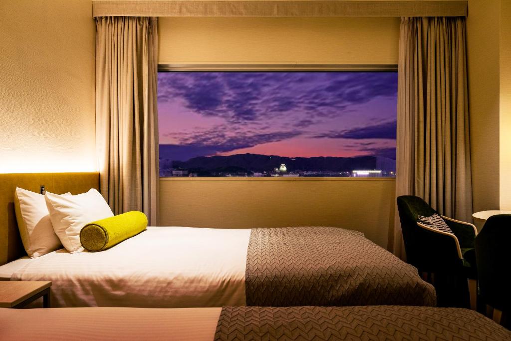 Postel nebo postele na pokoji v ubytování Hotel Nikko Himeji