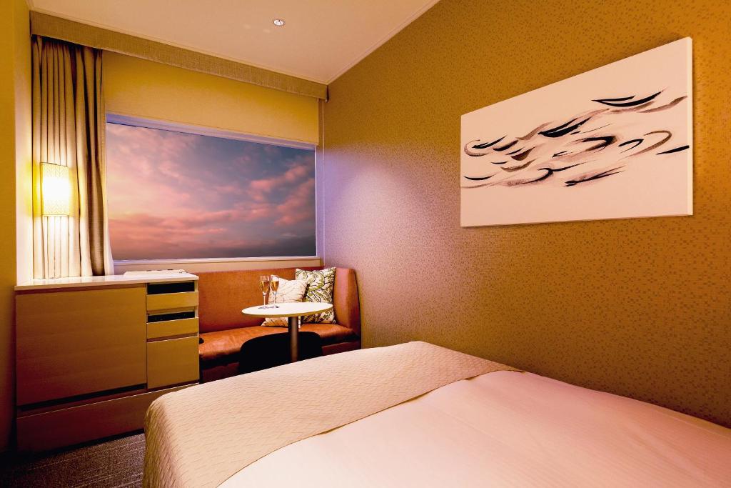 Postel nebo postele na pokoji v ubytování Hotel Nikko Himeji