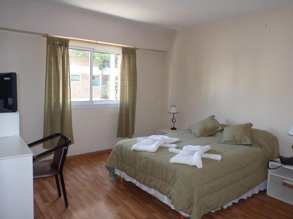 Un dormitorio con una cama con toallas. en Hotel Aoma Buenos Aires, en Buenos Aires