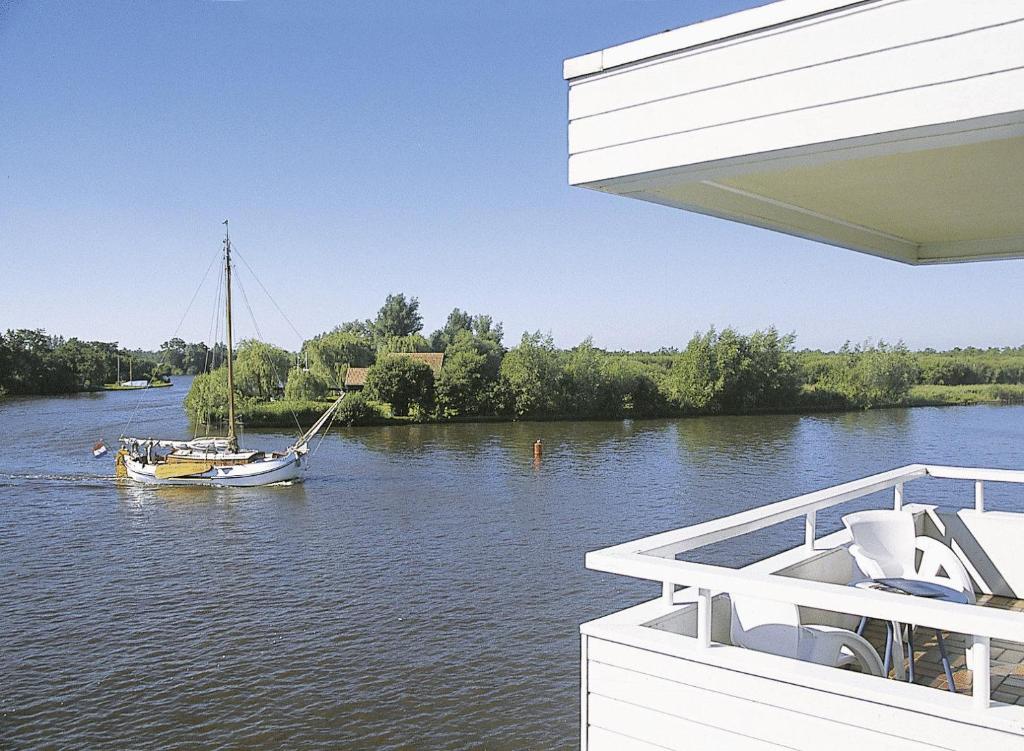 Výhled na řeku, která protéká v blízkosti hotelu