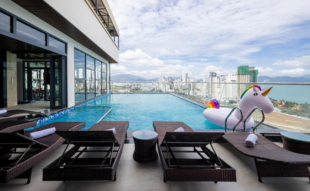Hồ bơi trong/gần Miracle Luxury Nha Trang