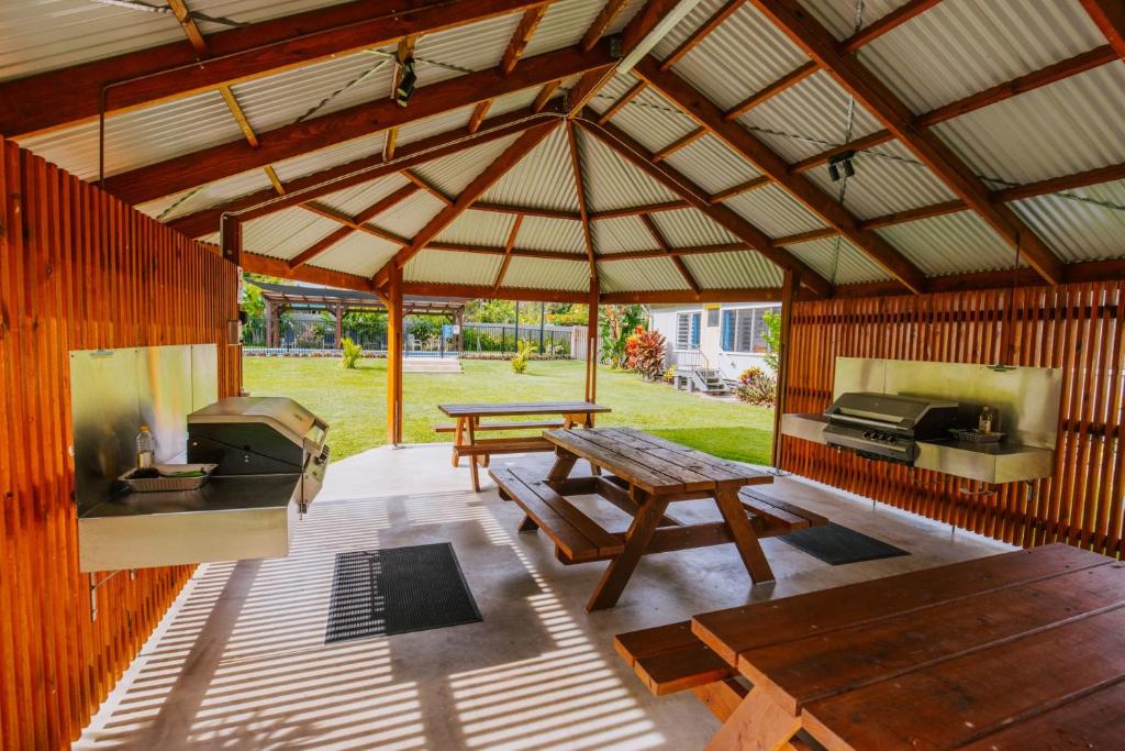 un gran pabellón de madera con mesa de picnic y parrilla en Kooyong Apartment 7 en Arcadia