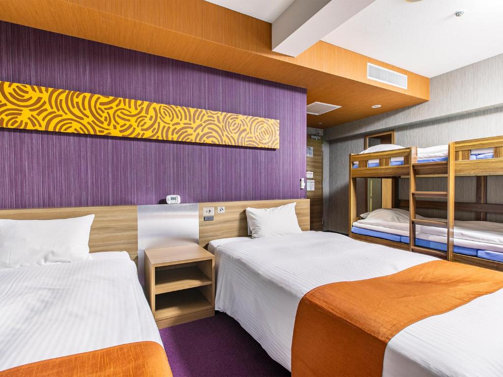 Giường trong phòng chung tại Hotel Wing International Nagoya