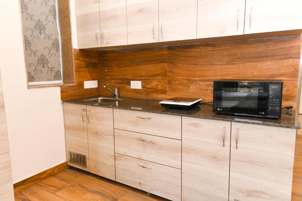 Kuchyň nebo kuchyňský kout v ubytování Stay Studio Hotel & Residences