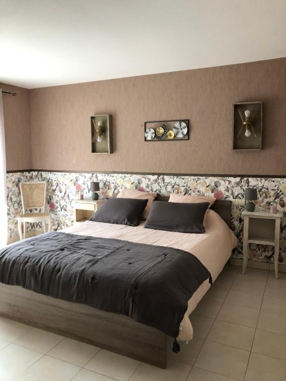 a bedroom with a large bed in a room at Au bord de l eau in Surba