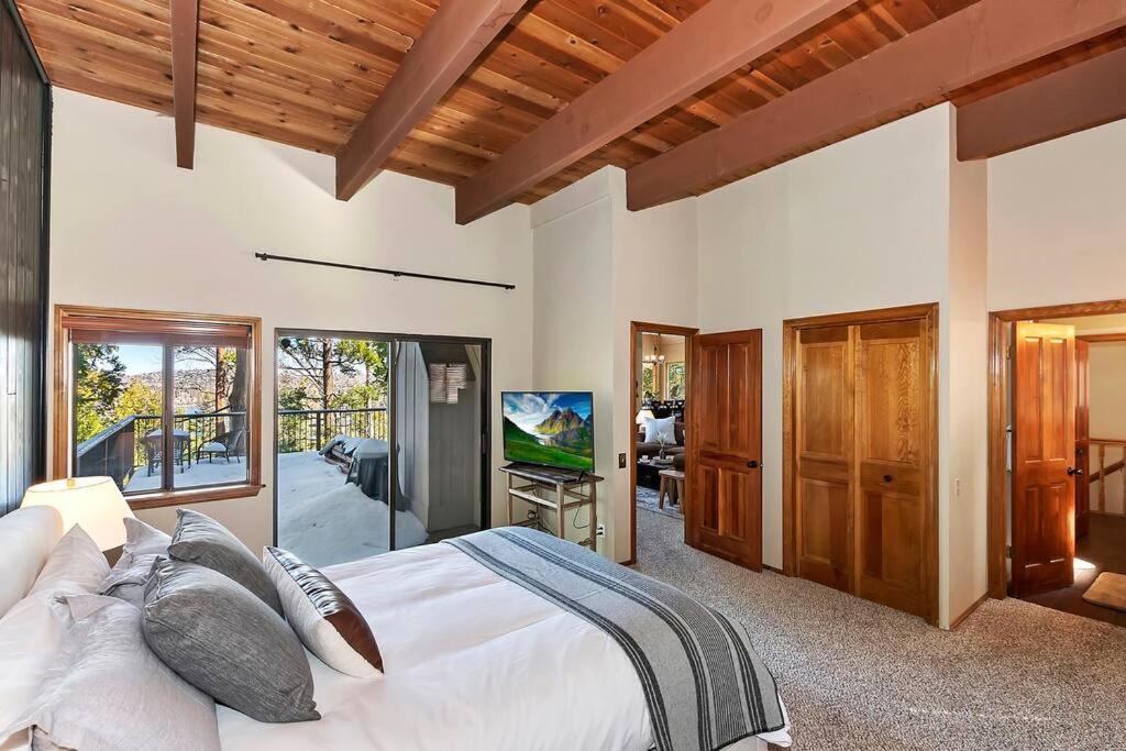Tempat tidur dalam kamar di Stunning LAKE VIEW Game Room Spa Walk To Village