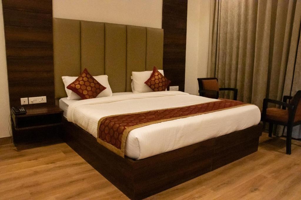 Postel nebo postele na pokoji v ubytování HOTEL SOURAV PARK INN