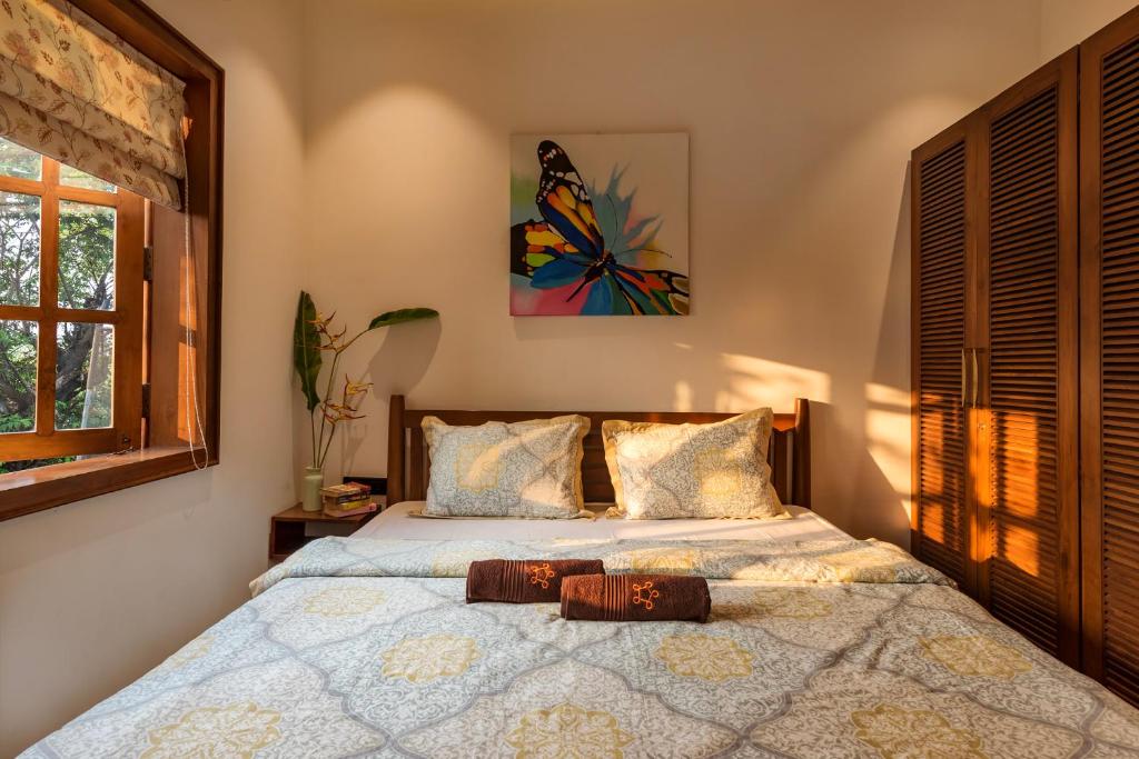 Postel nebo postele na pokoji v ubytování SaffronStays Happy Fields, Pune - luxury farmstay with farm to table food