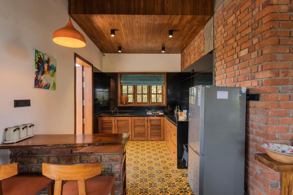 Kuchyň nebo kuchyňský kout v ubytování SaffronStays Happy Fields, Pune - luxury farmstay with farm to table food