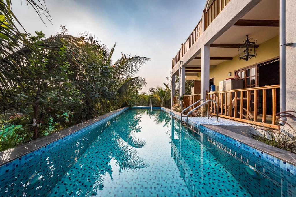 Bazén v ubytování SaffronStays Happy Fields, Pune - luxury farmstay with farm to table food nebo v jeho okolí