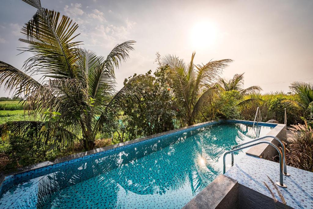 Bazén v ubytování SaffronStays Happy Fields, Pune - luxury farmstay with farm to table food nebo v jeho okolí