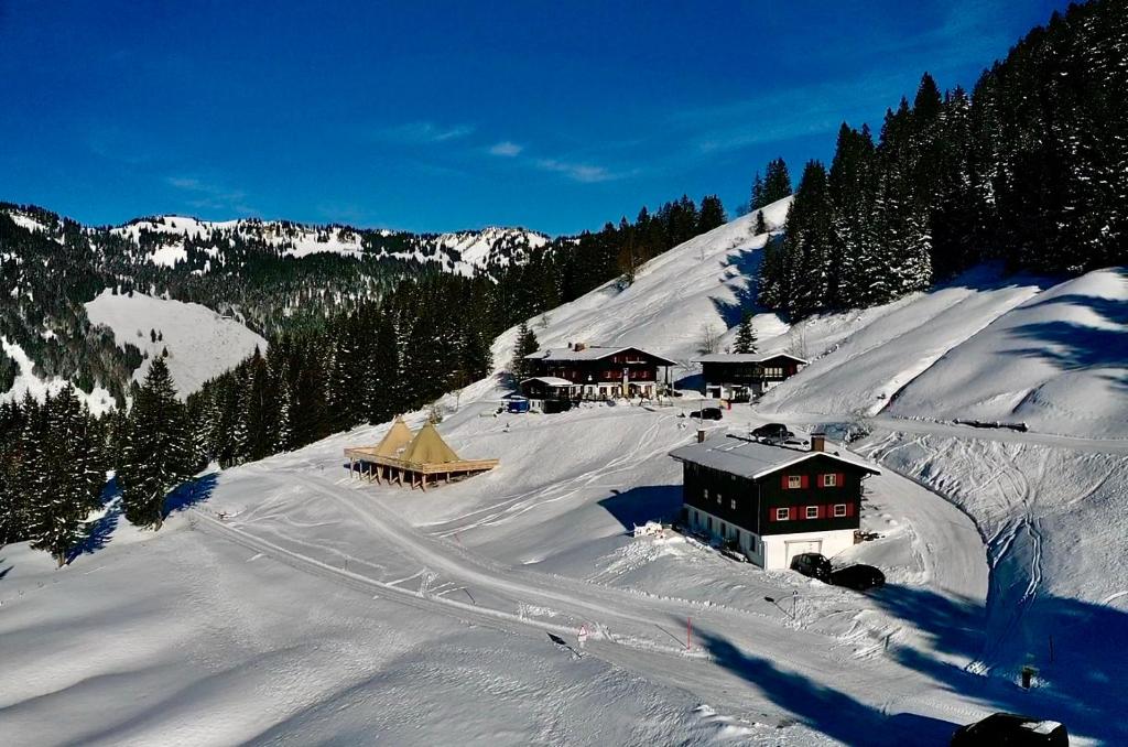 un lodge de esquí en la nieve en una montaña en Boden Balderschwang, en Balderschwang