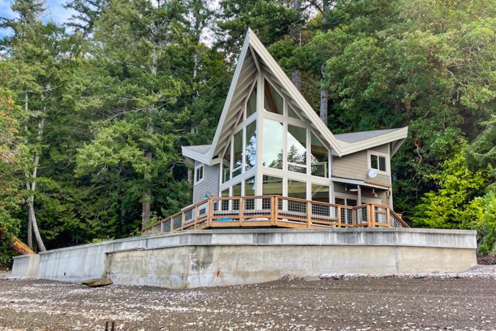 a house on top of a concrete block at Tahuya Trees and Tides in Tahuya