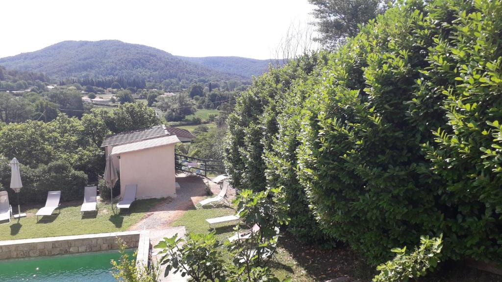 サレルヌにあるLes Vingalièresのプールと木々のある家の景色