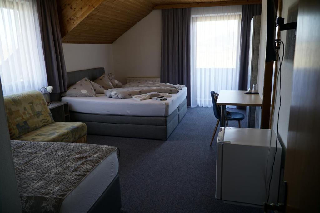 Postel nebo postele na pokoji v ubytování Pension-Ferienwohnung Rotar