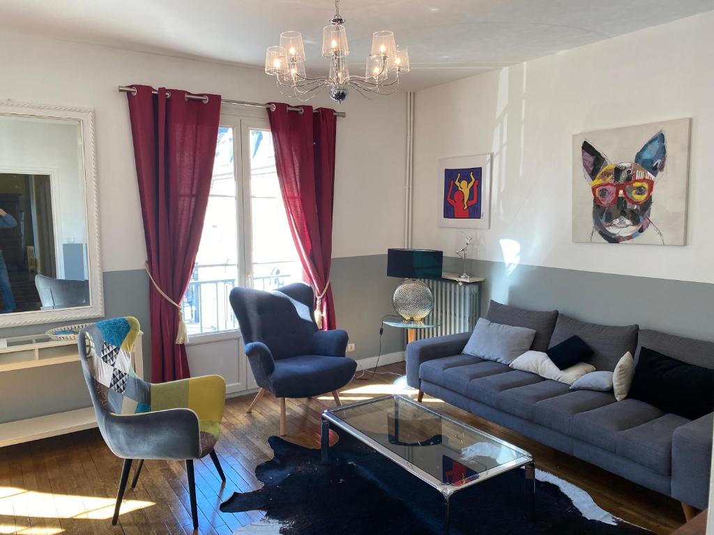 a living room with a couch and chairs at Le Sainte Marie in Compiègne