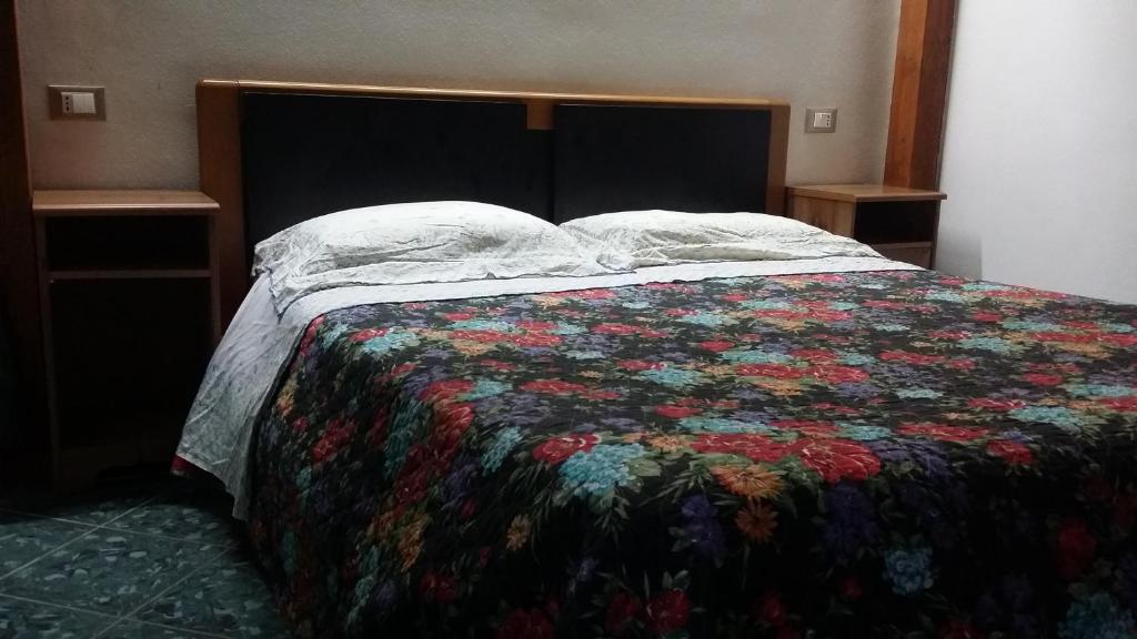 Un dormitorio con una cama con una colcha colorida. en B&B La Salghè, en Argenta