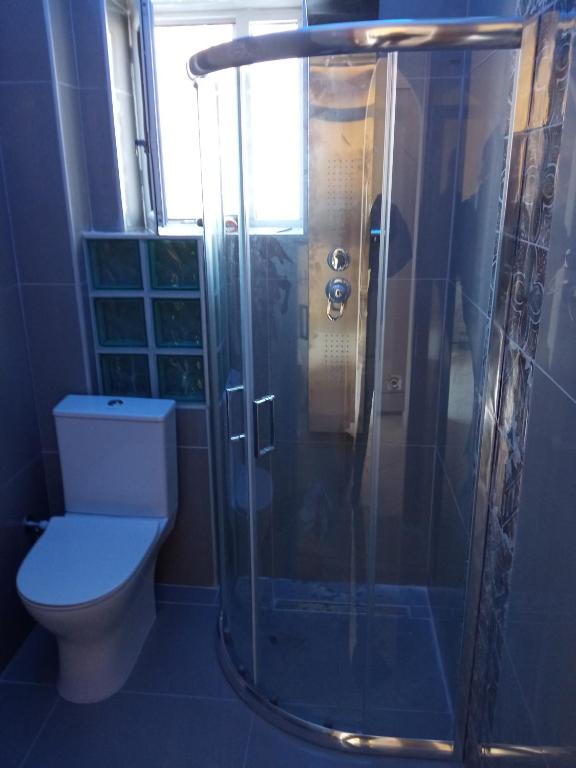 Koupelna v ubytování Agios Georgios - 2 Beds - Sleeps 5 - Free Parking