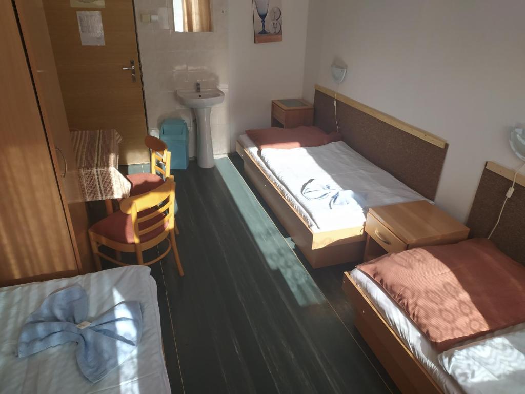 Postel nebo postele na pokoji v ubytování Hotel Sklárna Harrachov
