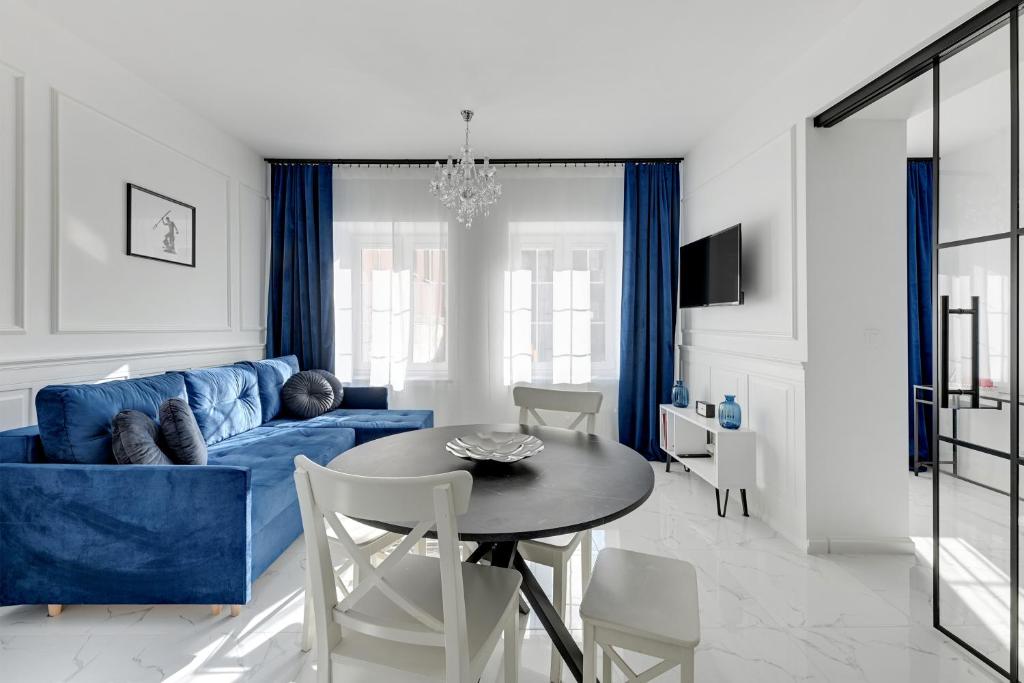 Televízia a/alebo spoločenská miestnosť v ubytovaní Długa Boutique Apartment by Downtown Apartments