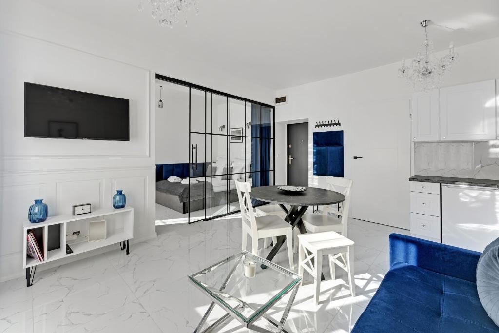 Televízia a/alebo spoločenská miestnosť v ubytovaní Długa Boutique Apartment by Downtown Apartments