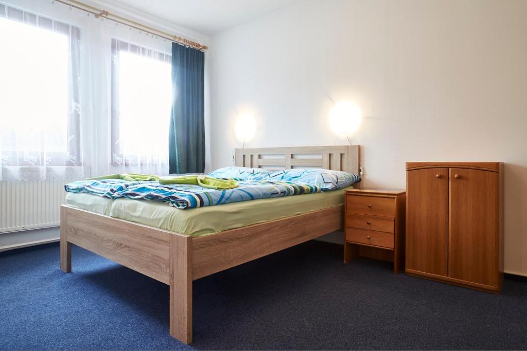 Postel nebo postele na pokoji v ubytování Hotel Sklárna Harrachov