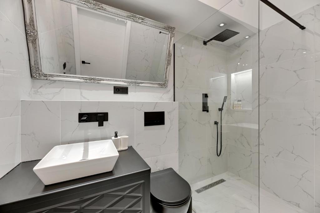 Kúpeľňa v ubytovaní Długa Boutique Apartment by Downtown Apartments