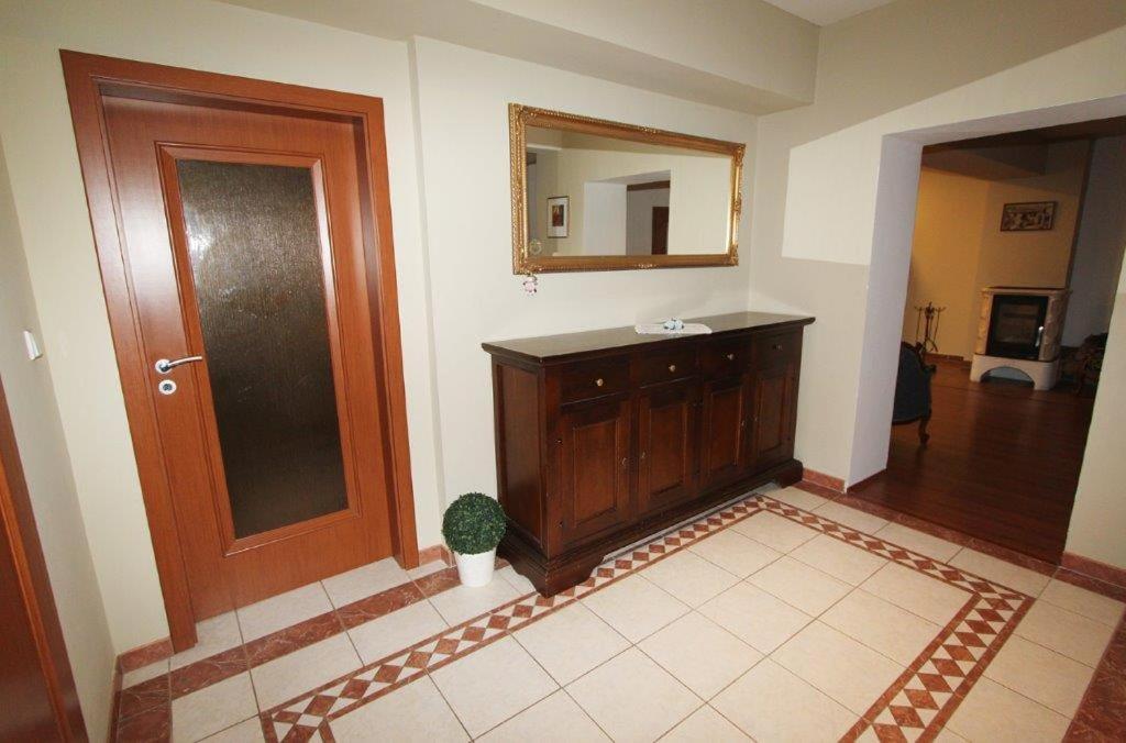 łazienka z umywalką, lustrem i drzwiami w obiekcie Apartmán U krále - 1 w Jiczynie