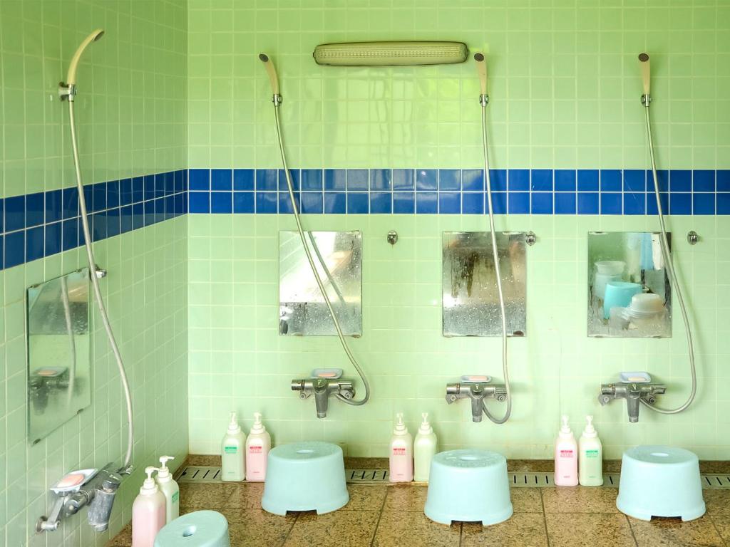 La salle de bains est pourvue de 2 lavabos et de 2 douches. dans l'établissement Maruyaso, à Fujikawaguchiko