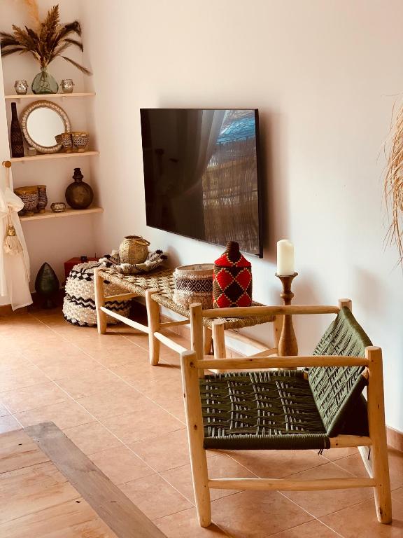 Televízia a/alebo spoločenská miestnosť v ubytovaní Noor apartamento