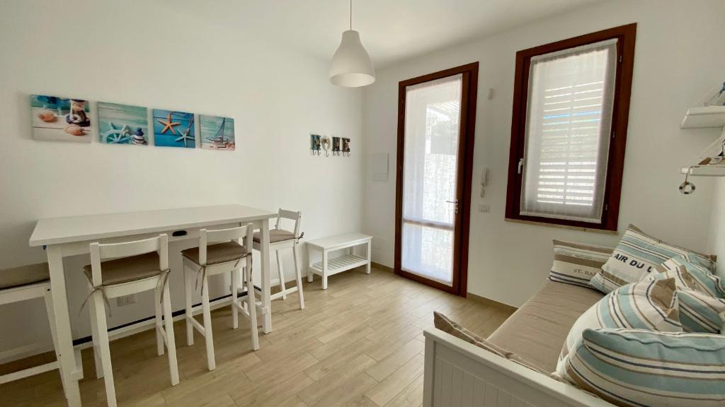 salon ze stołem jadalnym i kanapą w obiekcie Casa Perla w mieście Favignana