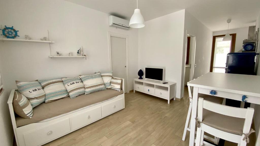 salon z kanapą i biurkiem w obiekcie Casa Perla w mieście Favignana