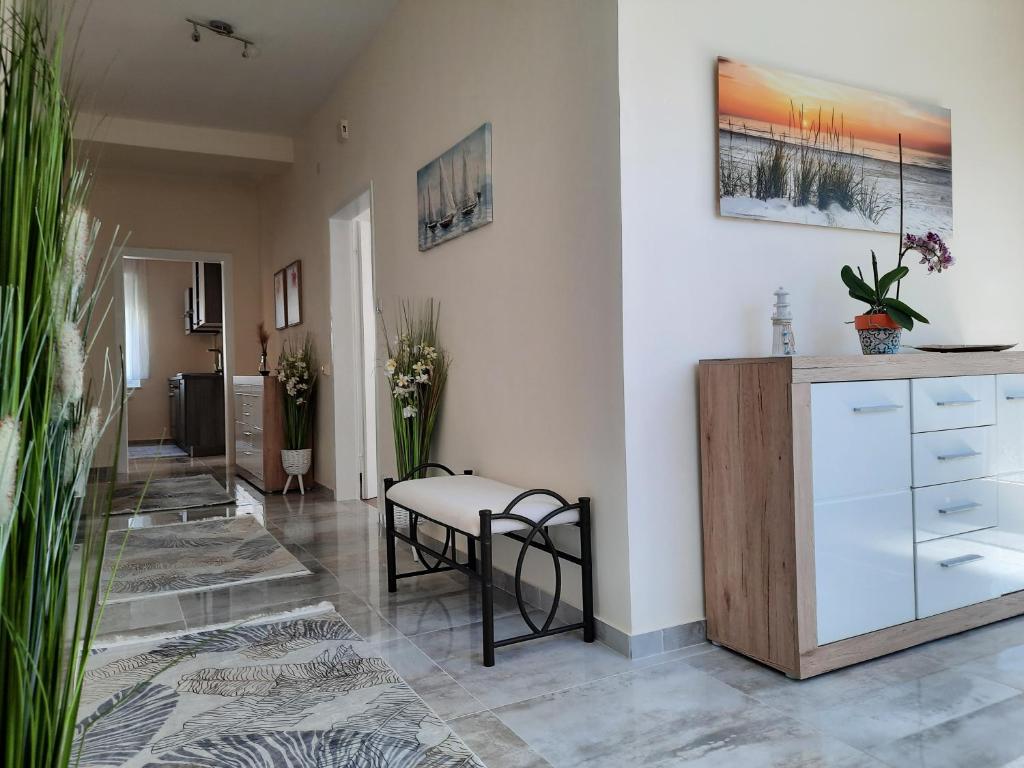 salon ze stołem i krzesłem w obiekcie Ferienhaus Lina w mieście Neusiedl am See