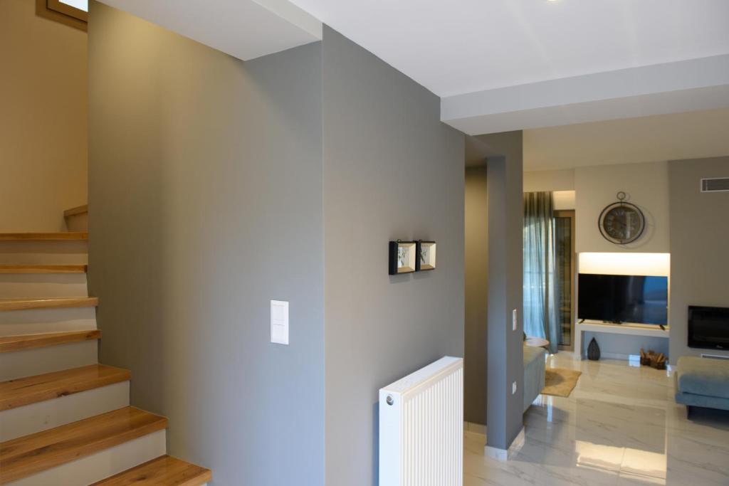 Televízia a/alebo spoločenská miestnosť v ubytovaní Efilenia Luxury Villas
