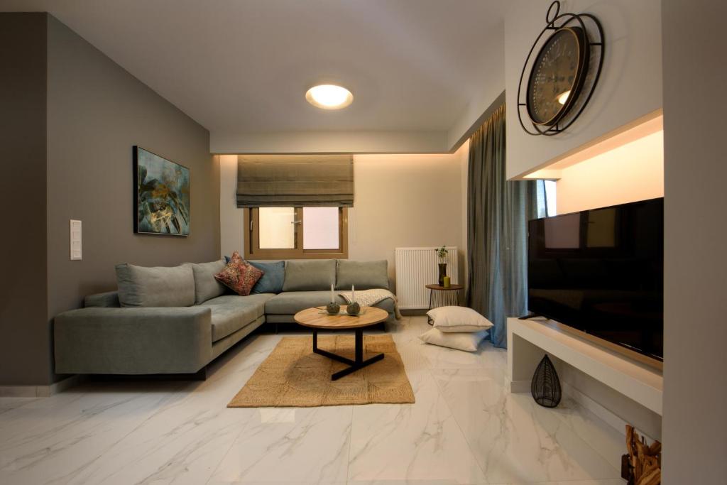 Televízia a/alebo spoločenská miestnosť v ubytovaní Efilenia Luxury Villas