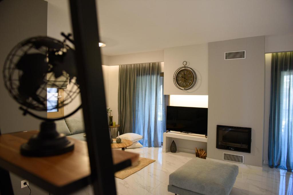 Televízia a/alebo spoločenská miestnosť v ubytovaní Efilenia Luxury Villas