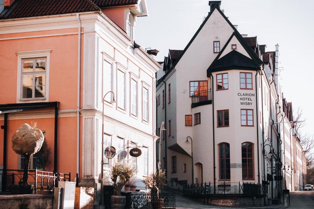 um grupo de edifícios ao lado um do outro numa rua em Clarion Hotel Wisby em Visby