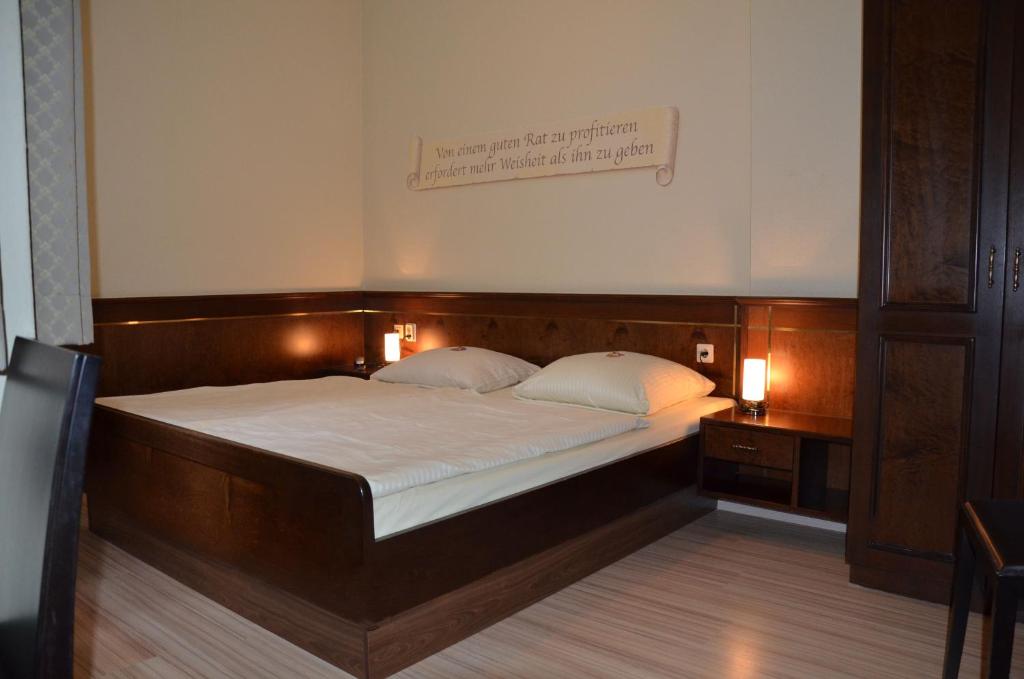 Postel nebo postele na pokoji v ubytování Hotel am Wilhelmsplatz