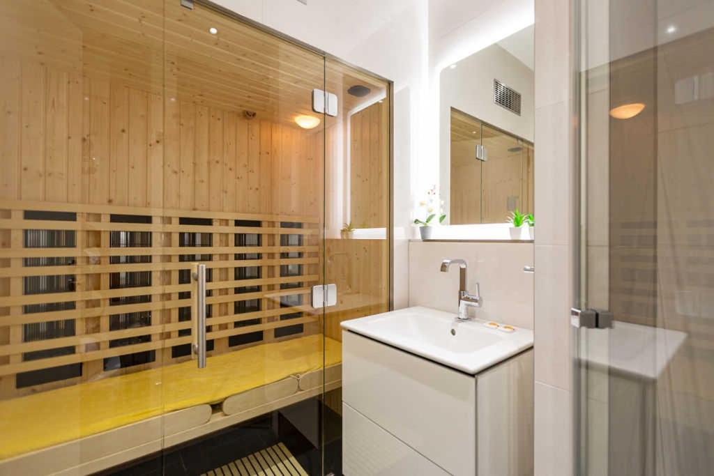 ein Badezimmer mit einem weißen Waschbecken und einer Dusche in der Unterkunft Quartier Frohsinn, App. 03 in Ahlbeck