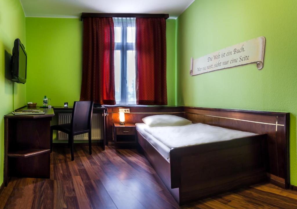 Postel nebo postele na pokoji v ubytování Hotel am Wilhelmsplatz