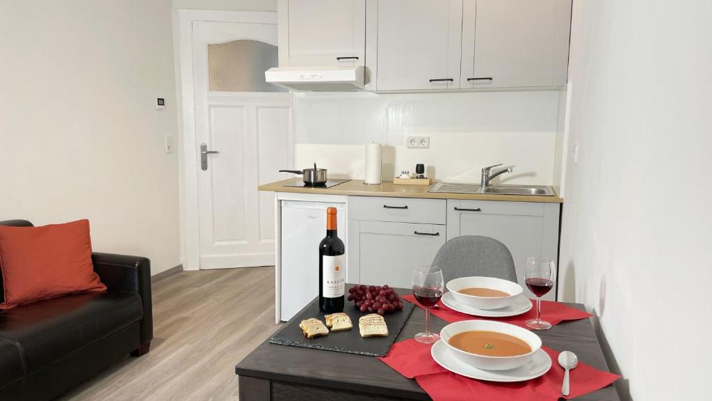 uma sala de estar com uma mesa e uma garrafa de vinho em Apartment in zentraler Lage zur Dortmunder Innenstadt em Dortmund