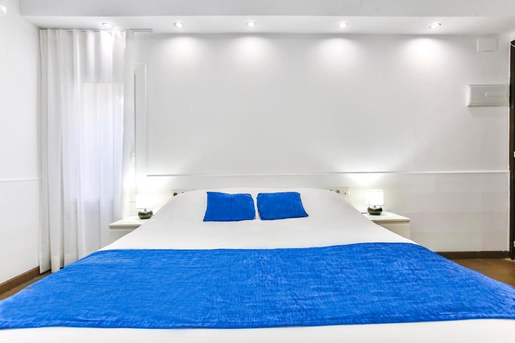 Posteľ alebo postele v izbe v ubytovaní Laramond Barcelona Rooms