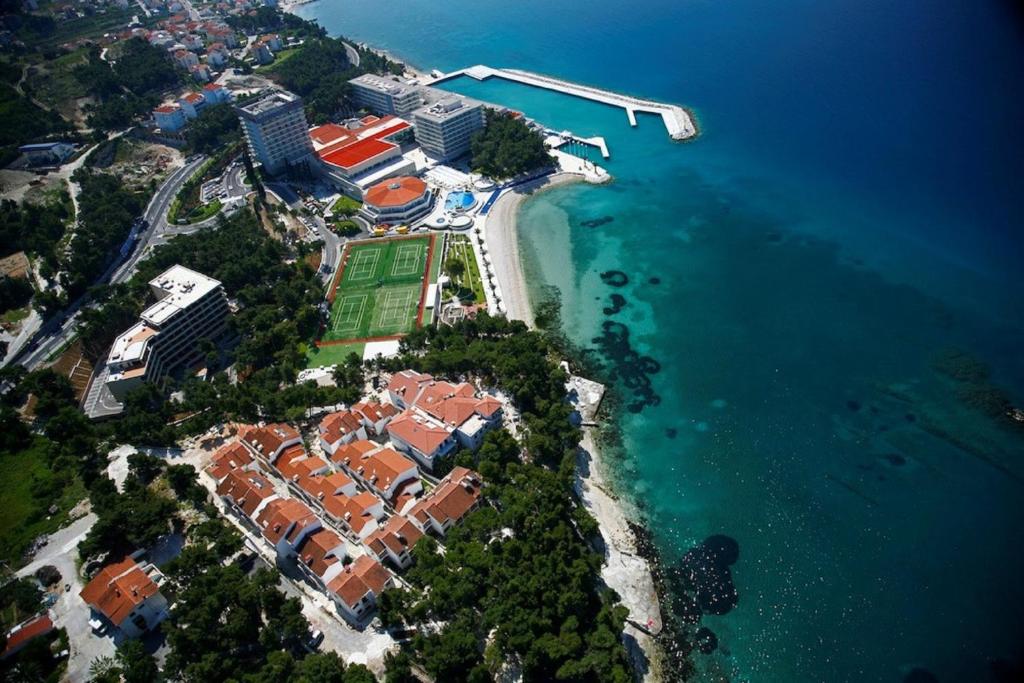 una vista aerea di un resort vicino all'acqua di Apartments Lavica a Podstrana