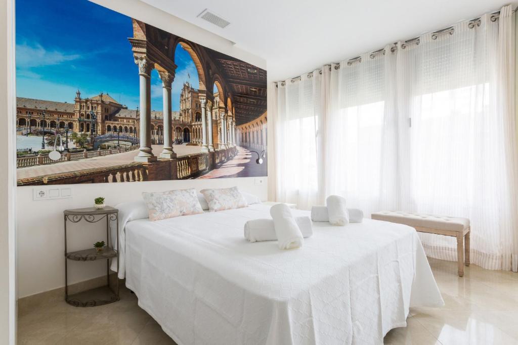 セビリアにあるGreen-Apartments Plaza de la Magdalenaの白いベッド1台付きのベッドルーム1室(壁に絵画付)