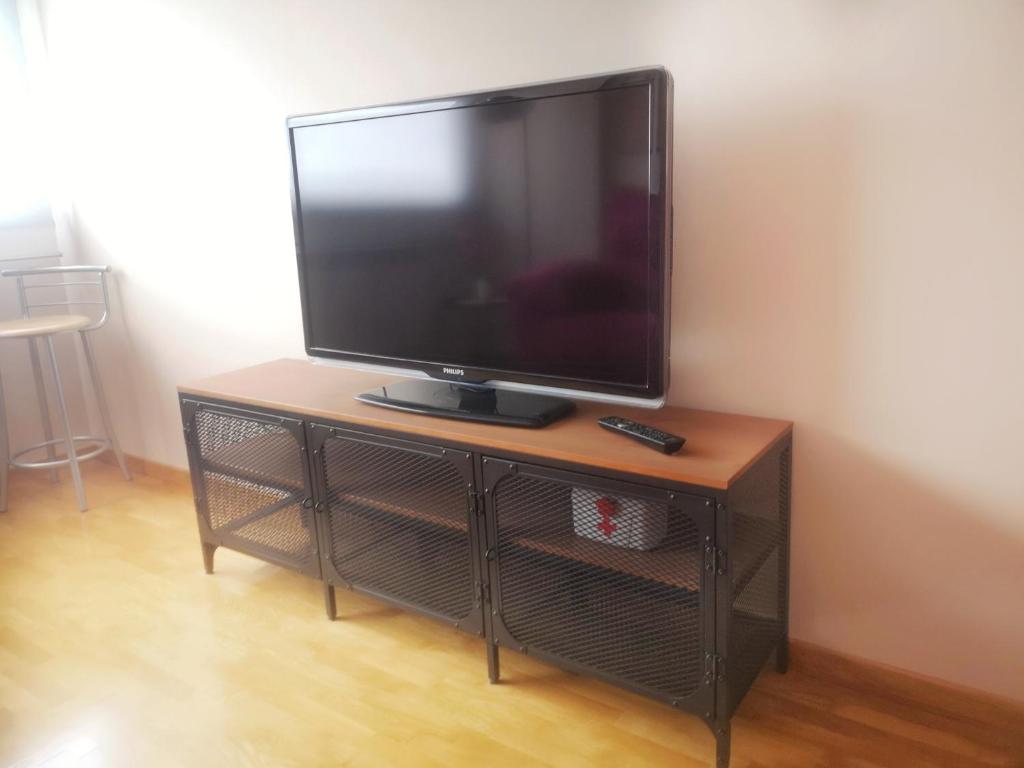 TV a/nebo společenská místnost v ubytování CLOIS, luanco centro