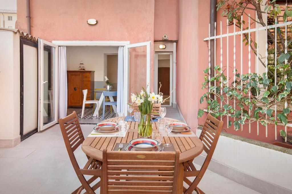 drewniany stół i krzesła na patio w obiekcie VERONA GARDEN w Weronie
