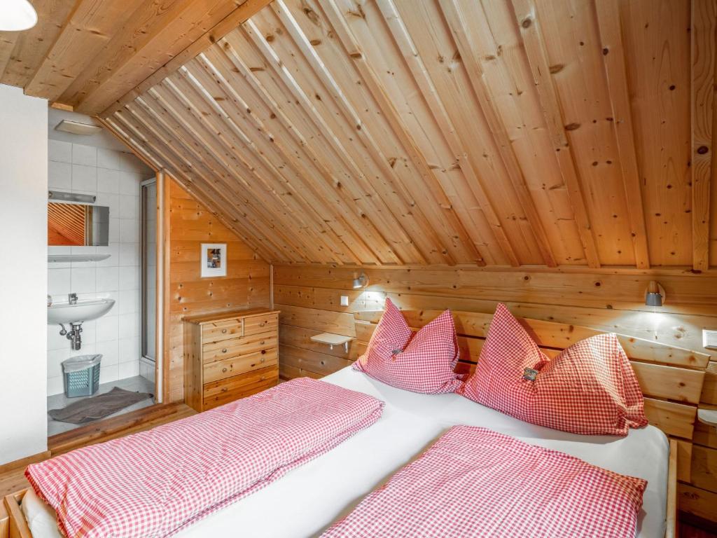 Posteľ alebo postele v izbe v ubytovaní Chalet Steiners Blockhütte by Interhome