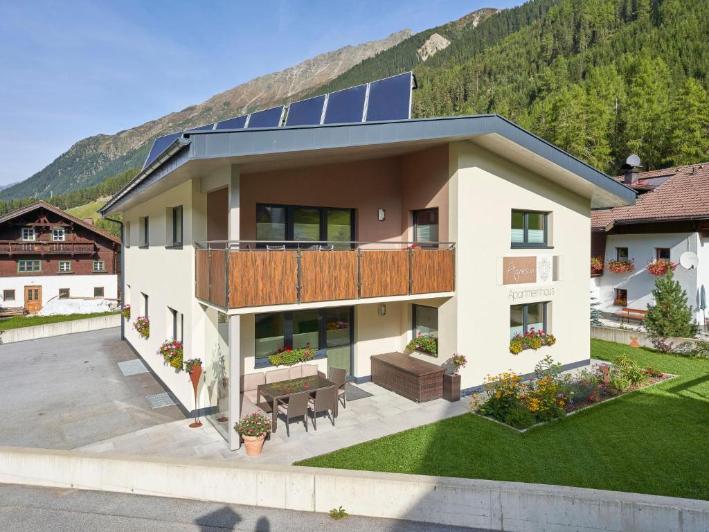 una imagen de una casa con paneles solares en ella en Apartment Agnesn-1 by Interhome, en Längenfeld
